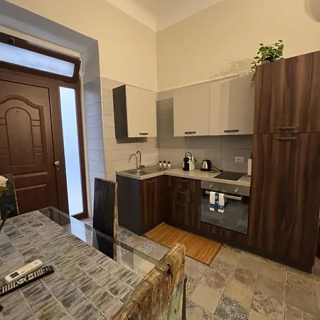 Whiteflower Apartment *